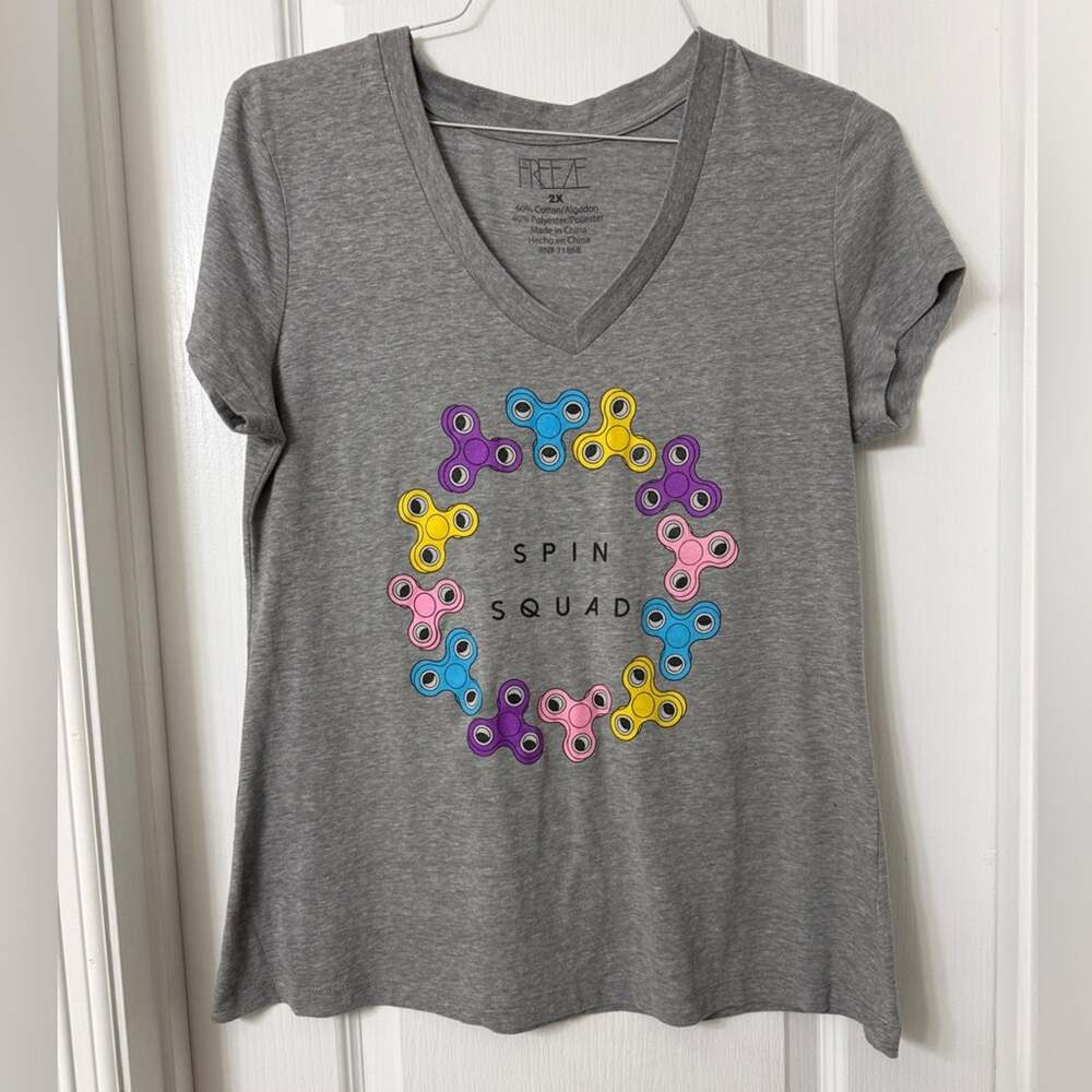 Freeze gray V-neck t-shirt Spin Squad graphic tee Size 2X